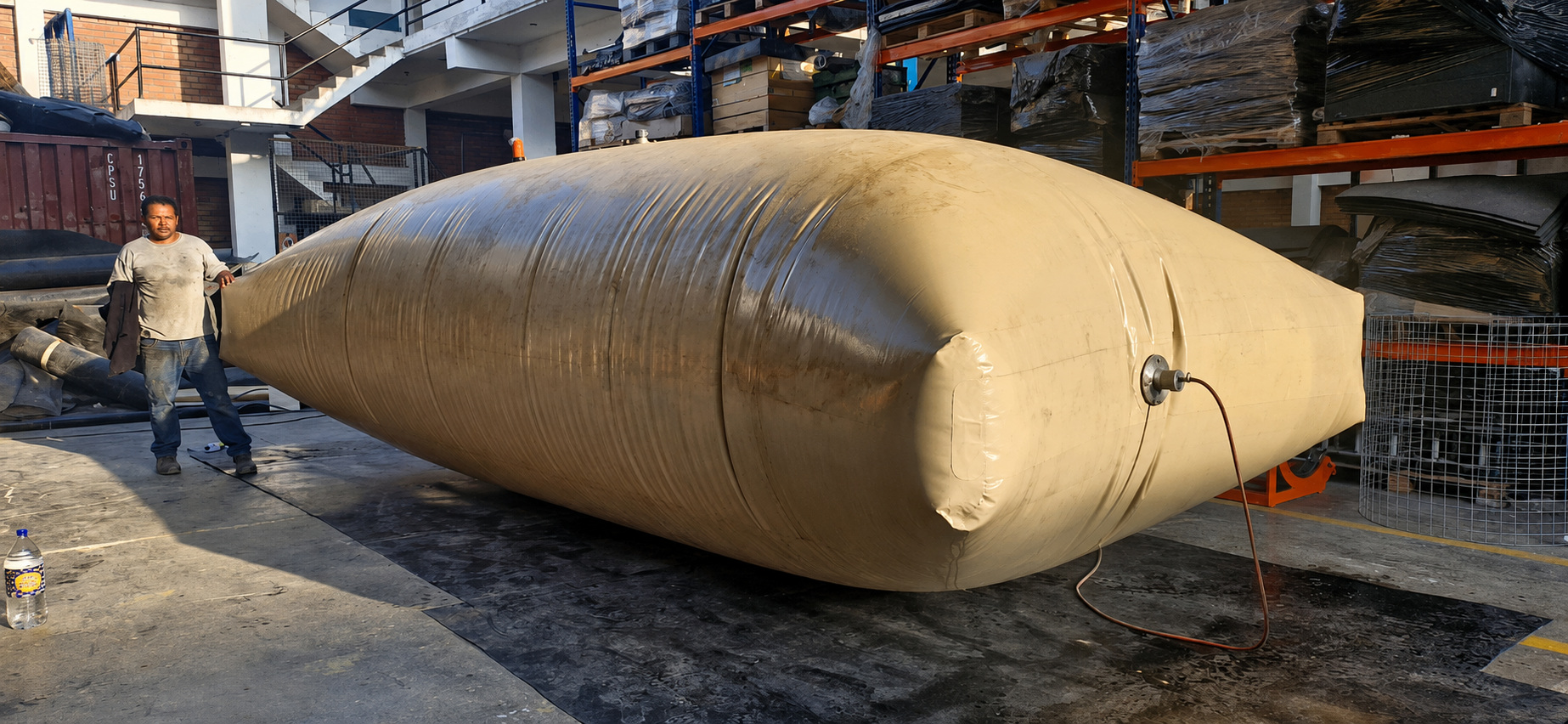 Flexitanque beige de gran capacidad en planta MUNTEC