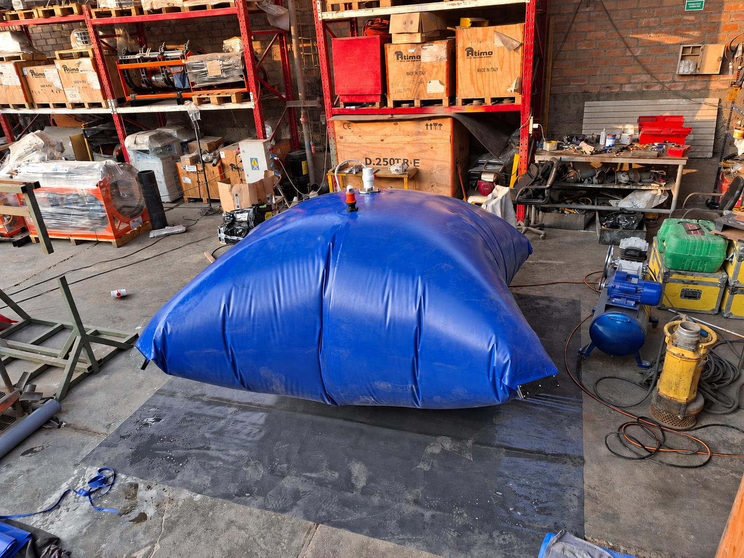 Flexitanque azul en planta de fabricación MUNTEC